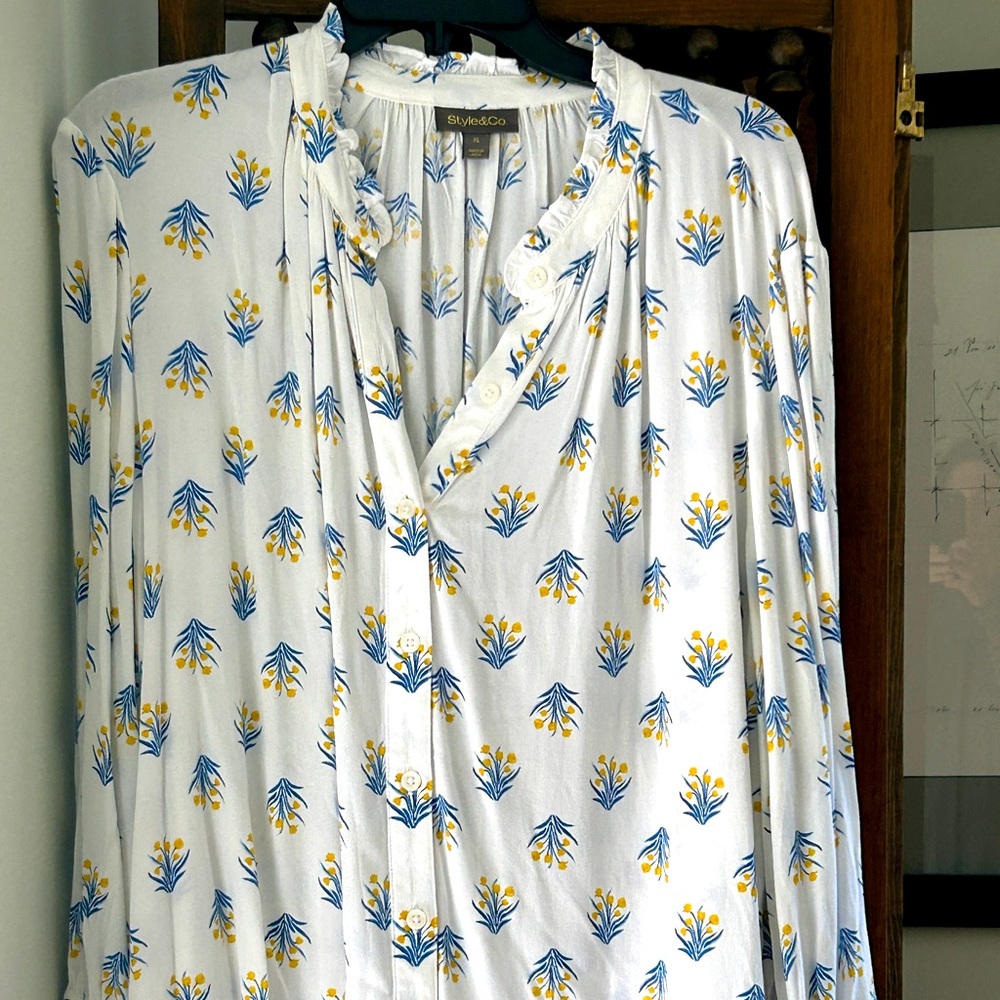 White Blouse Cheerful Blue Yellow Floral Tulip Bouquet Print XL NEW Long Sleeves